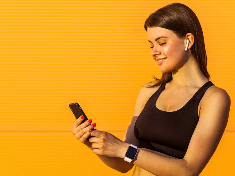 Sportlerin mit AirPods im Ohr