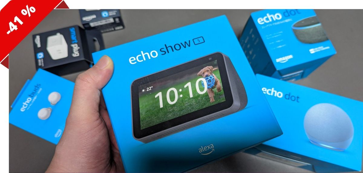 Eine Person hÃ¤lt die Verpackung eines Amzon Echo Show 5 in der Hand.