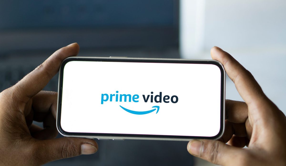 Amazon Prime Video wird auf einem Handy-Display angezeigt,