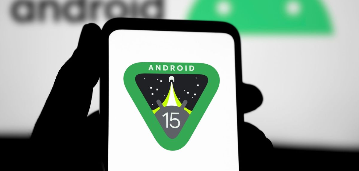 Android 15-Logo auf einem Smartphone