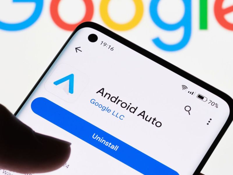 Android Auto mit Google-Logo im Hintergrund.