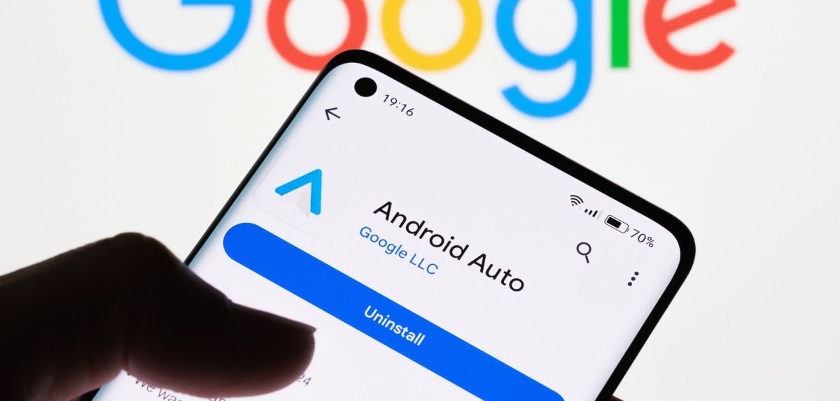 Android Auto mit Google-Logo im Hintergrund.