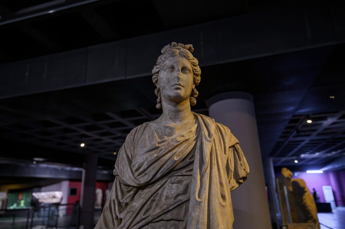 Statue als archÃ¤ologischer Fund in einem Ausstellungsraum.