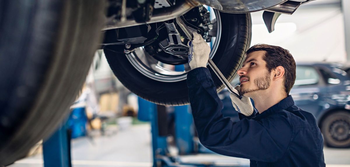 Auto-Reparatur von Werkstatt-Angestelltem.