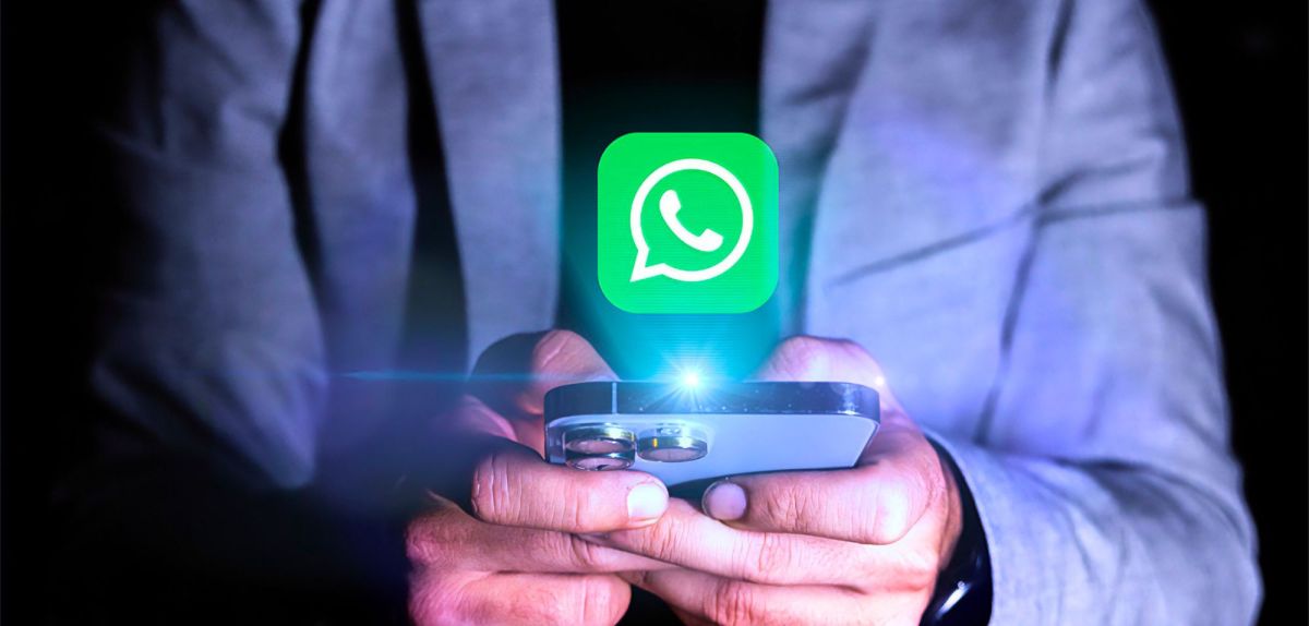 WhatsApp-Symbol schwebt Ã¼ber einem leuchtenden Smartphone