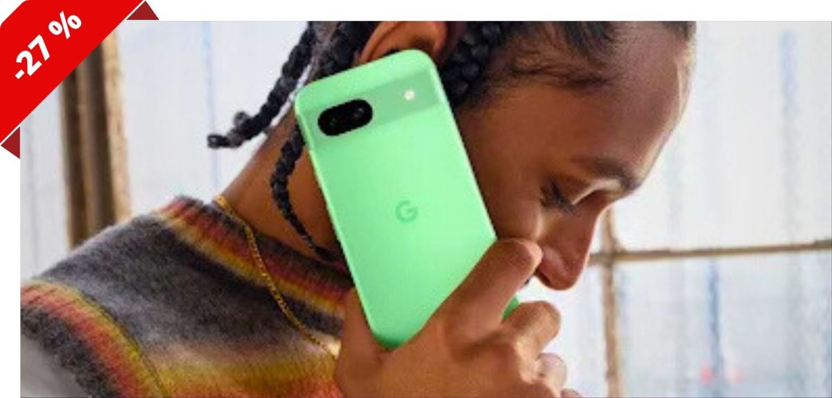 Mann hÃ¤lt ein Google Pixel 8a an sein Ohr