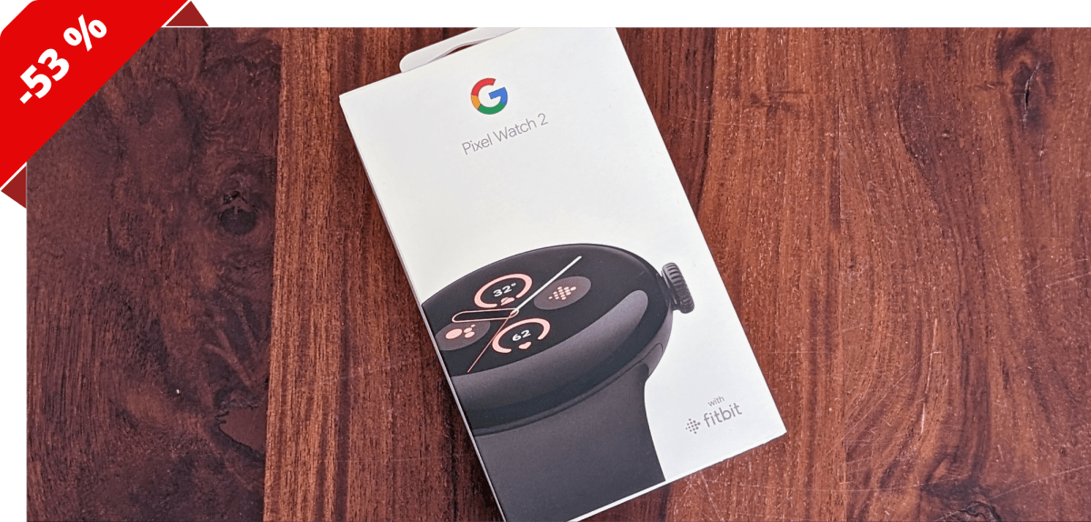 Verpackung einer Google Pixel Watch 2 liegt auf einer Unterlage aus Holz