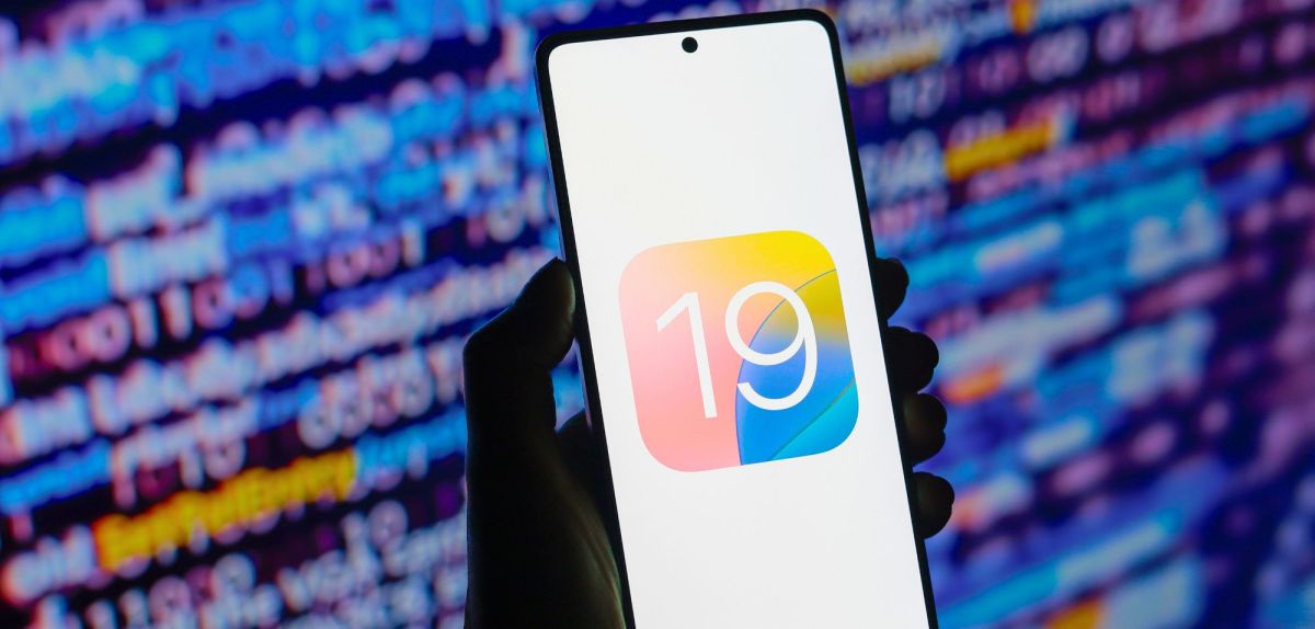 iOS 19-Logo wird auf dem Bildschirm eines Smartphones angezeigt