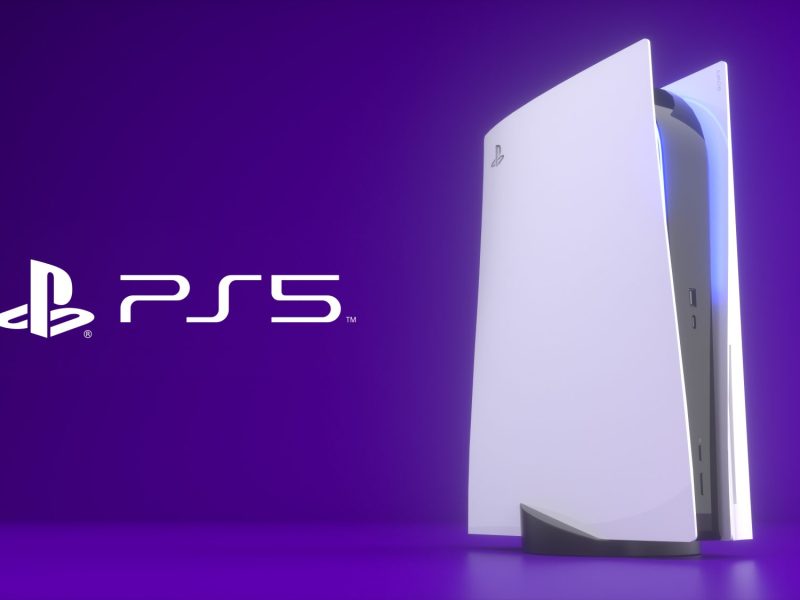 PS5-Konsole steht vor einem violetten Hintergrund, daneben ist das PS5-Logo zu sehen