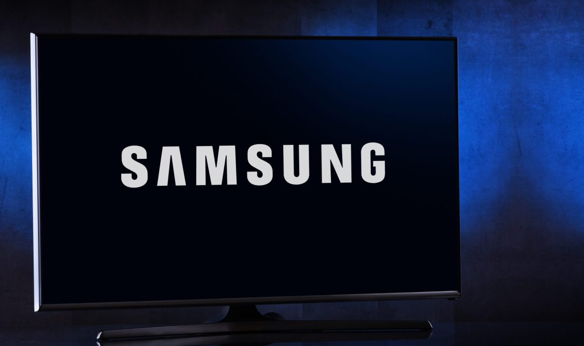 Auf einem Fernseher wird das Samsung-Logo angezeigt.