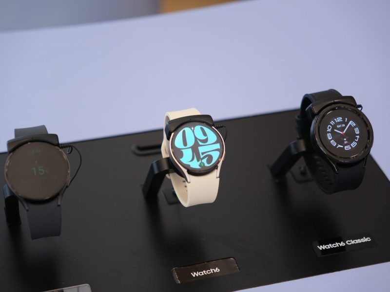 Verschiedene Modelle der Samsung Galaxy Watch werden in einer Auslage prÃ¤sentiert.