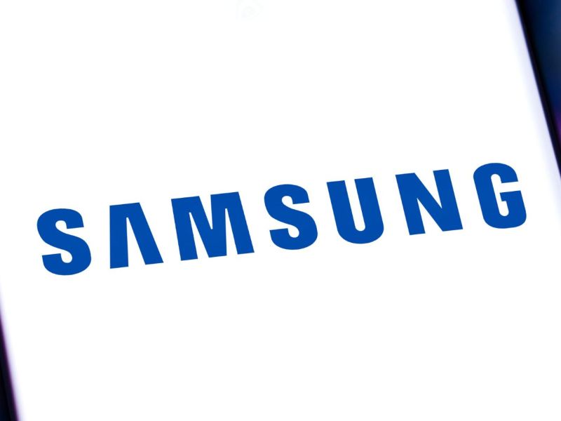 Samsung-Handy mit Samsung-Logo