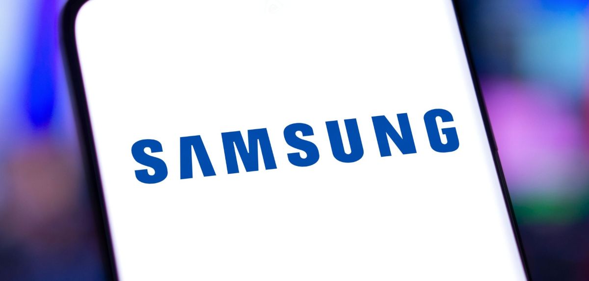 Samsung-Handy mit Samsung-Logo