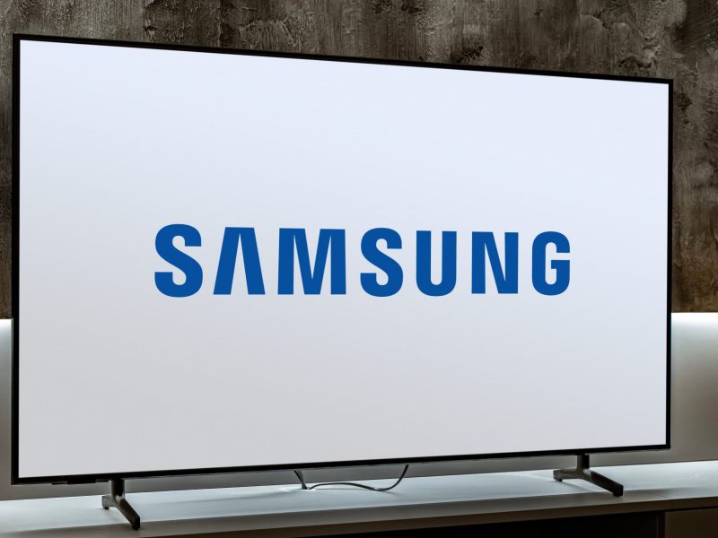 Auf einem Fernseher wird das Samsung-Logo angezeigt.