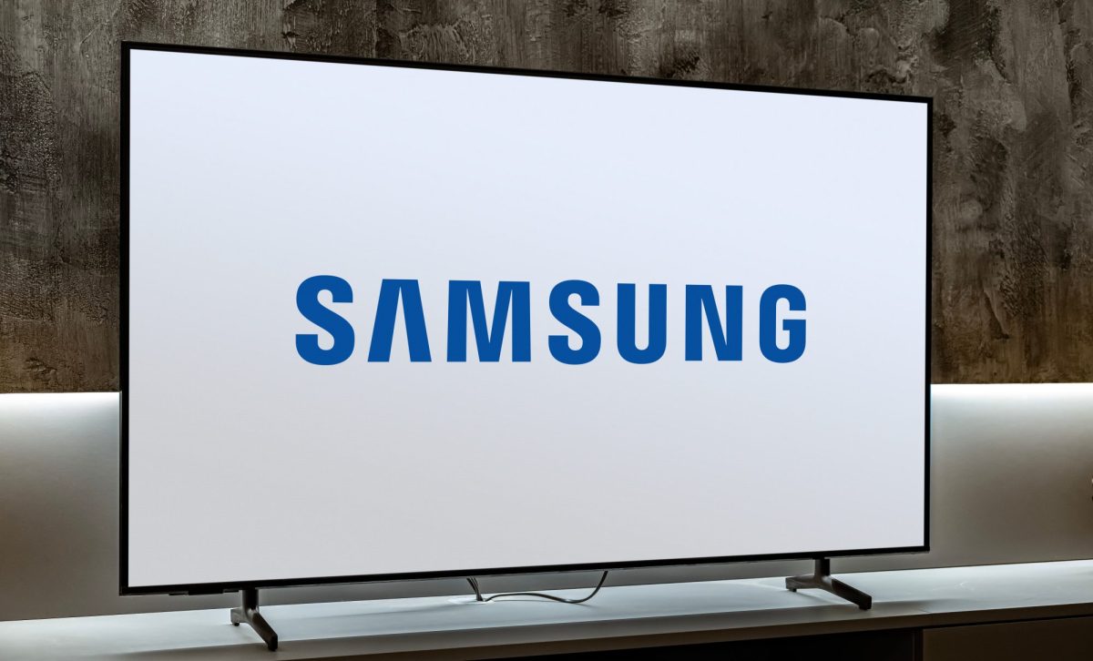 Auf einem Fernseher wird das Samsung-Logo angezeigt.