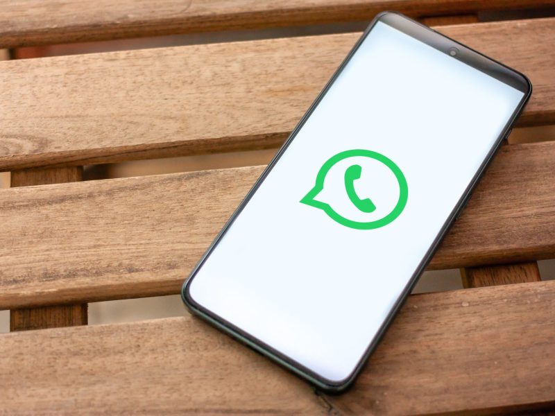 Auf dem Display eines Smartphones wird das WhatsApp-Logo angezeigt.