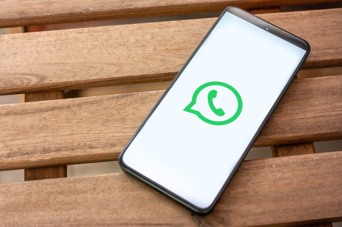 Auf dem Display eines Smartphones wird das WhatsApp-Logo angezeigt.