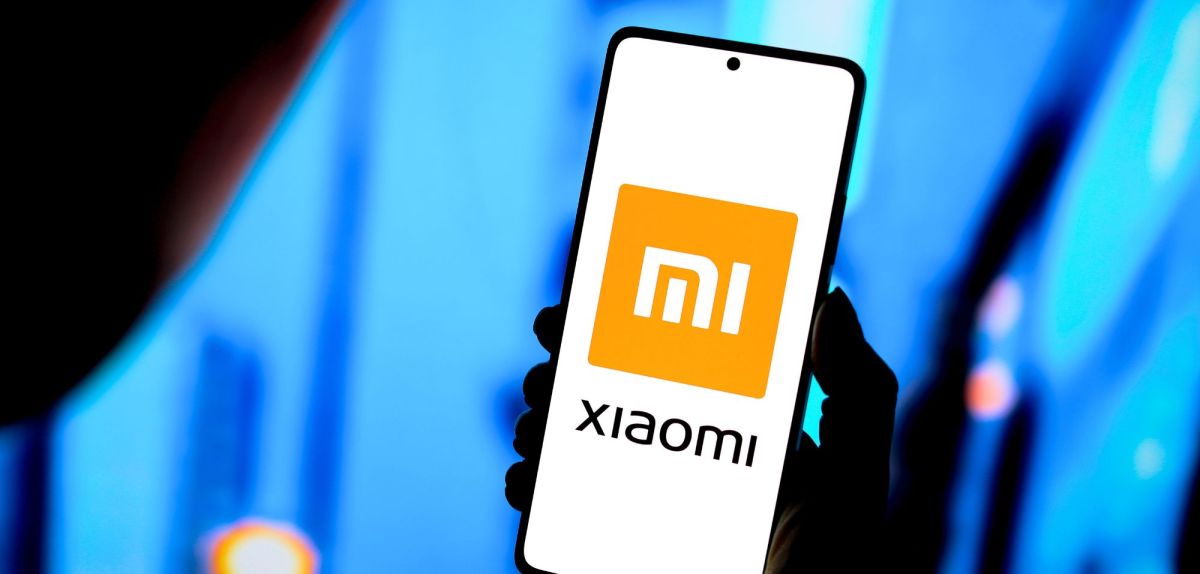 Person hÃ¤lt ein Xiaomi-Handy