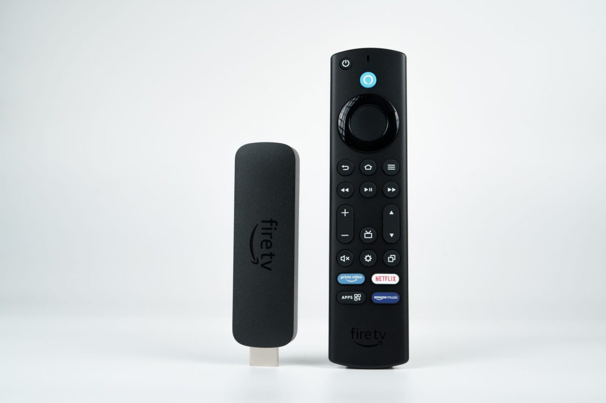 Amazon Fire TV-Stick neben einer Amazon Fire TV-Fernbedienung.