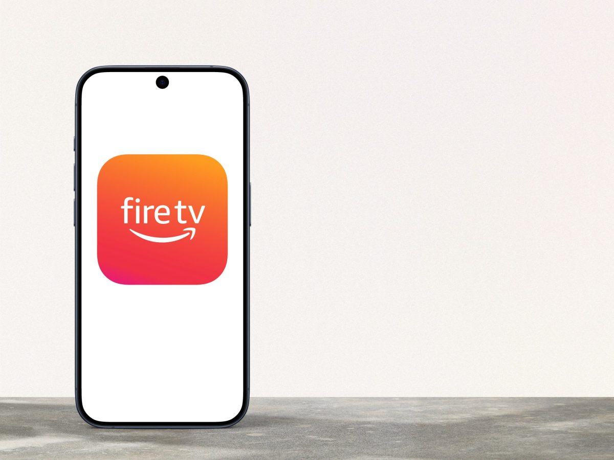 Amazon Fire TV-App wird auf einem Handy-Display angezeigt.