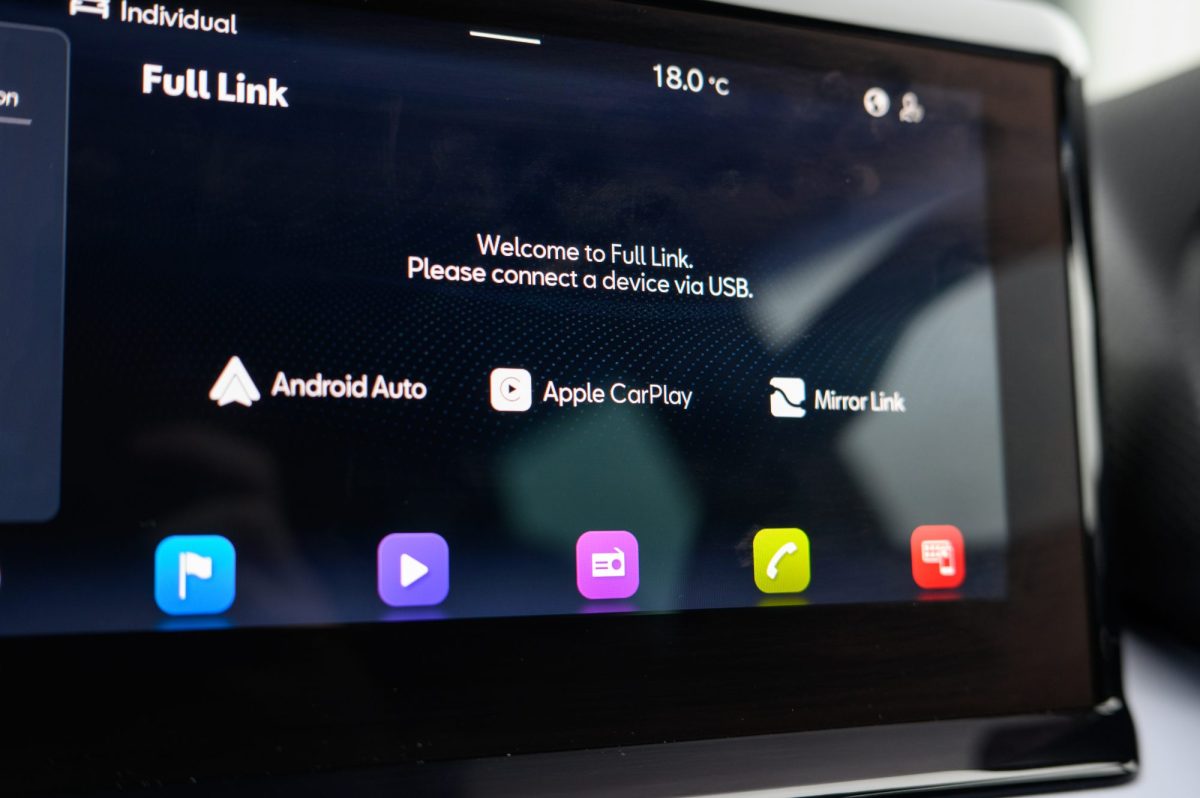 Auf einem Auto-Display werden verschiedene Apps und die VerknÃ¼pfungen zu Android Auto und Apple Car Play angezeigt.