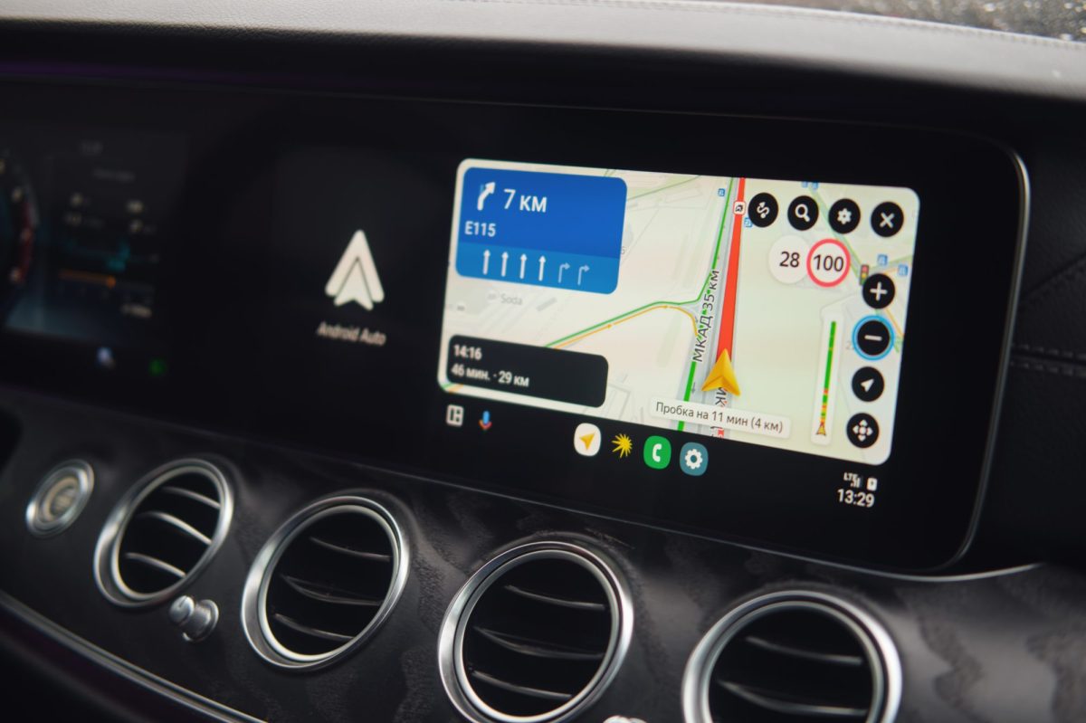 Auf einem Auto-Display wird Android Auto in der Kartenansicht angezeigt.