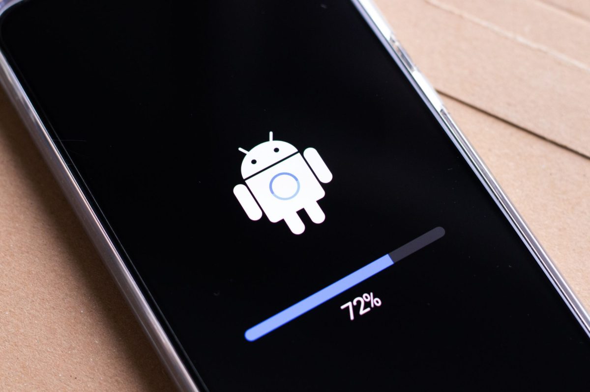 Android-Logo mit Ladebalken auf einem Smartphone-Display.