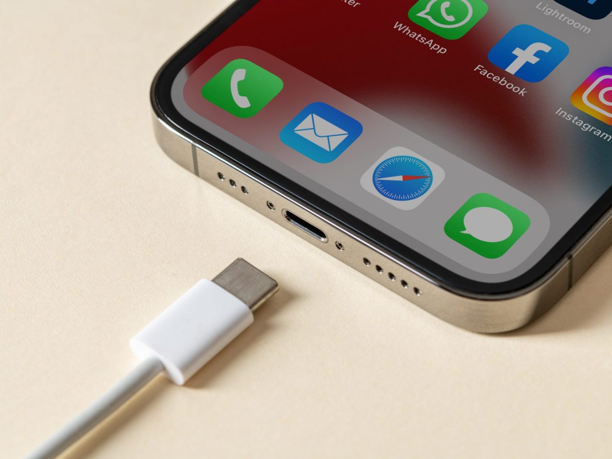 iPhone mit USB-C-Ladekabel.