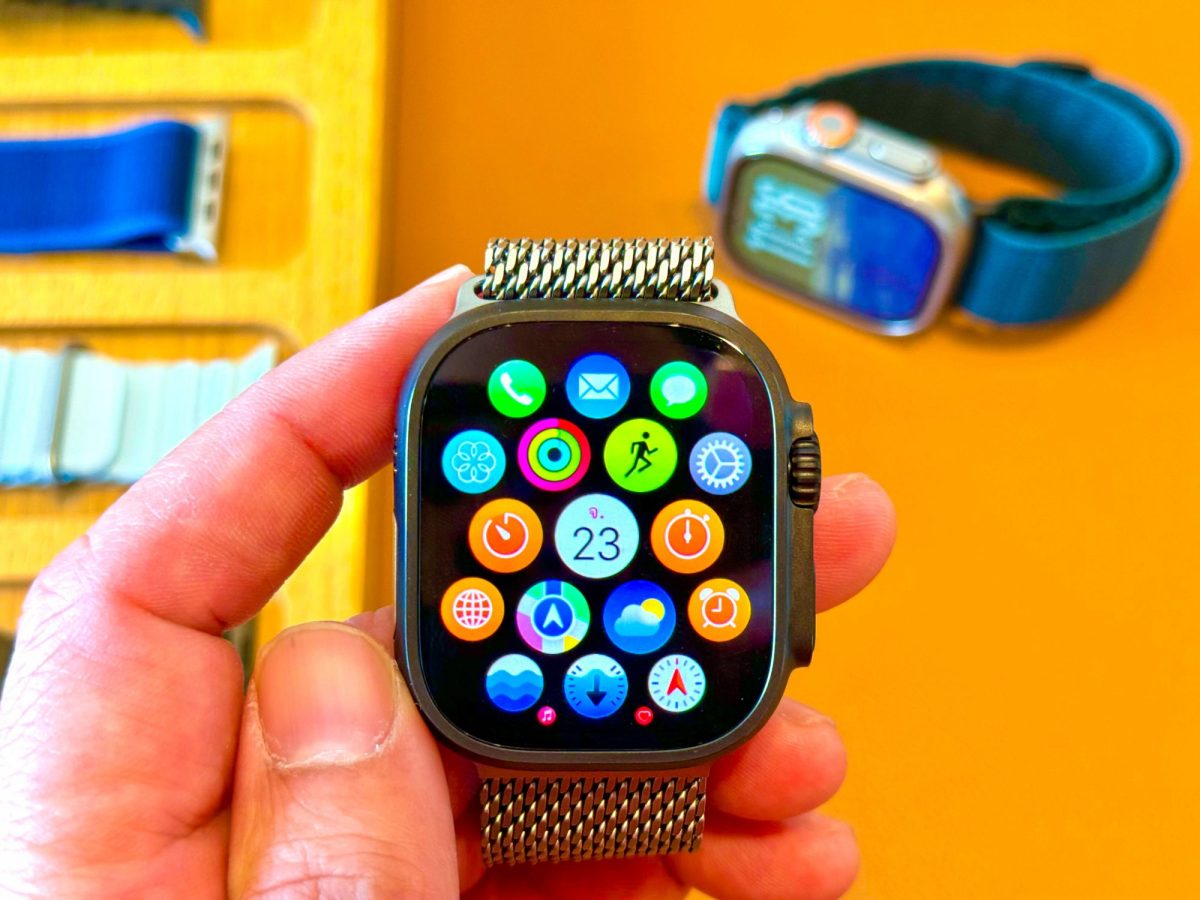 Auf einer Apple Watch Uttra 2 werden verschiedene Funktionen angezeigt.