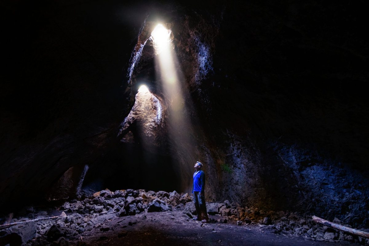 Tunnel mit LÃ¶chern in der Decke als archÃ¤ologischer Fund.