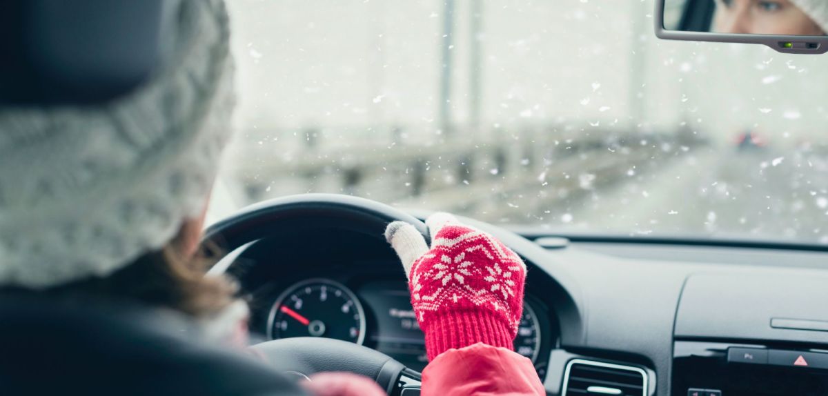 Frau fÃ¤hrt Auto im Winter