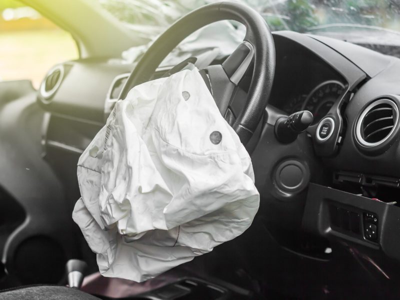 AusgelÃ¶ster Airbag am Lenkrad eines Autos.