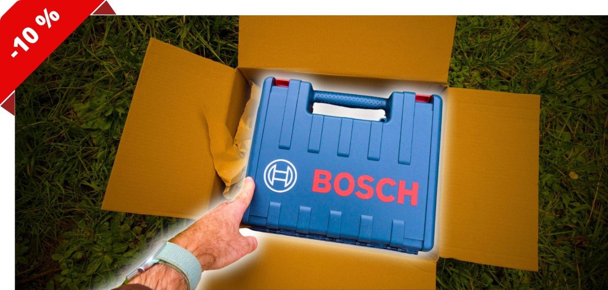 Person zeigt auf einen Bosch Professional-Werkzeugkoffer