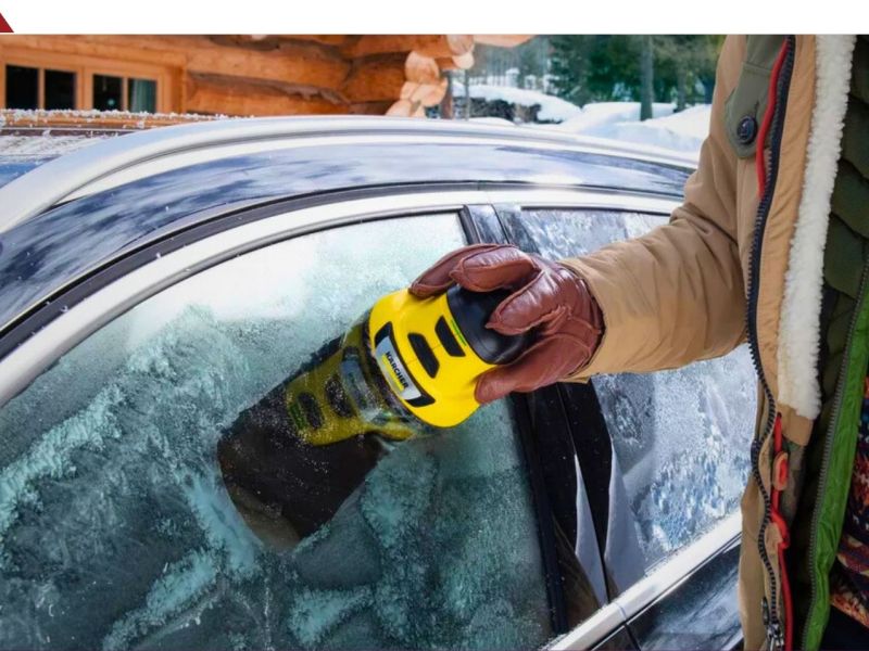 Mann benutzt einen KÃ¤rcher EDI 4 an einer gefrorenen Autoscheibe