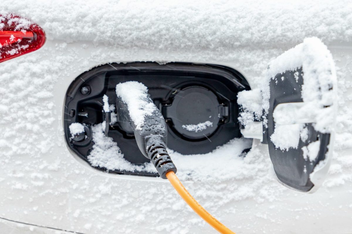 Elektroauto beim Laden im Schnee.