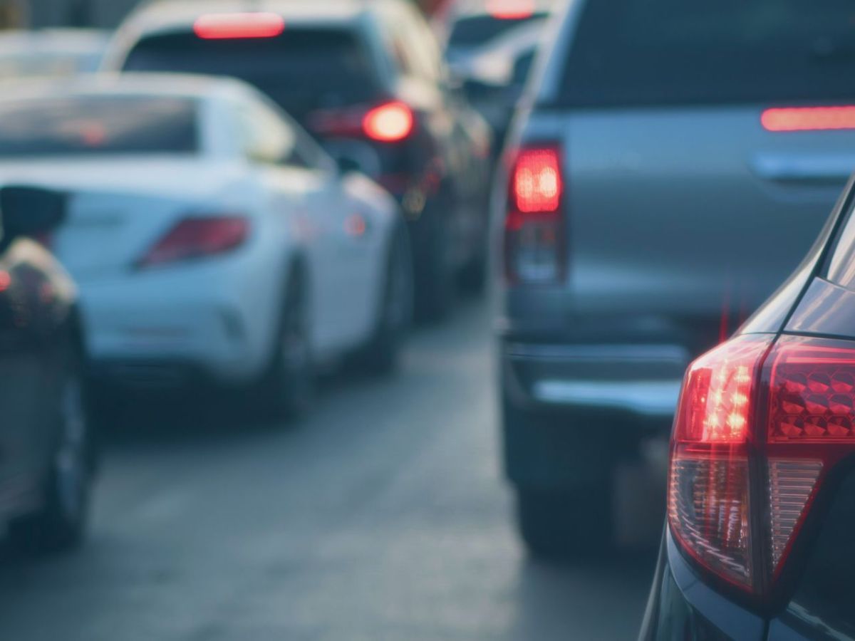 Verschiedene Autos auf einer StraÃŸe