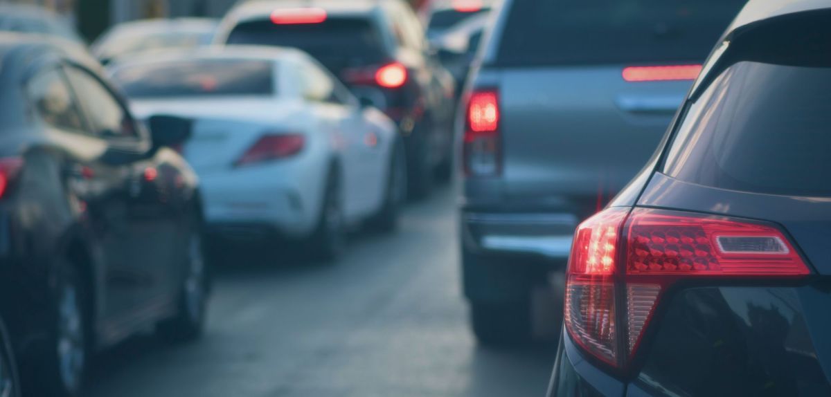 Verschiedene Autos auf einer StraÃŸe