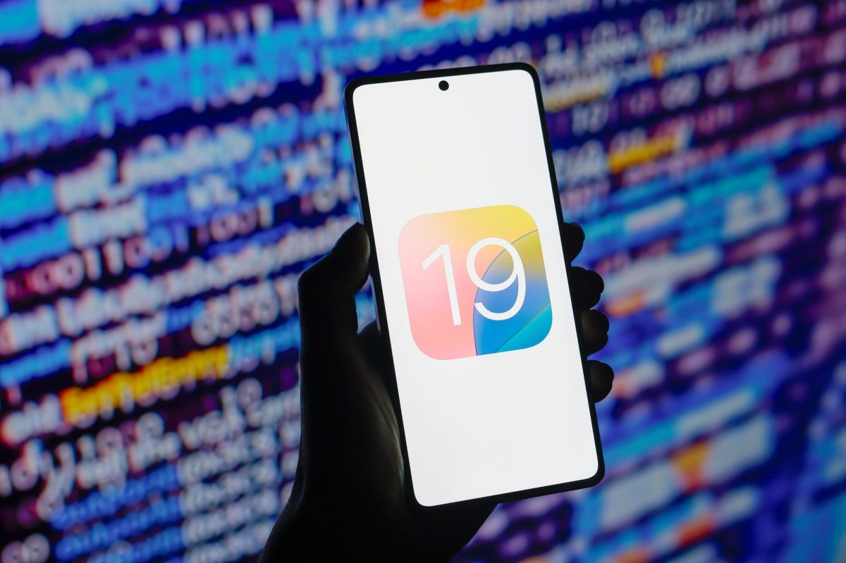 Person hÃ¤lt Smartphone in der Hand. Auf dem Bildschirm das Logo von iOS 19.