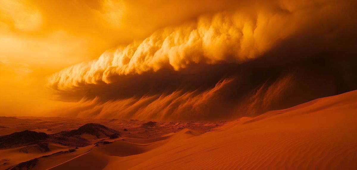 Eine dramatische Landschaft mit orangefarbenen SanddÃ¼nen und einer riesigen Gewitterwolke am Horizont