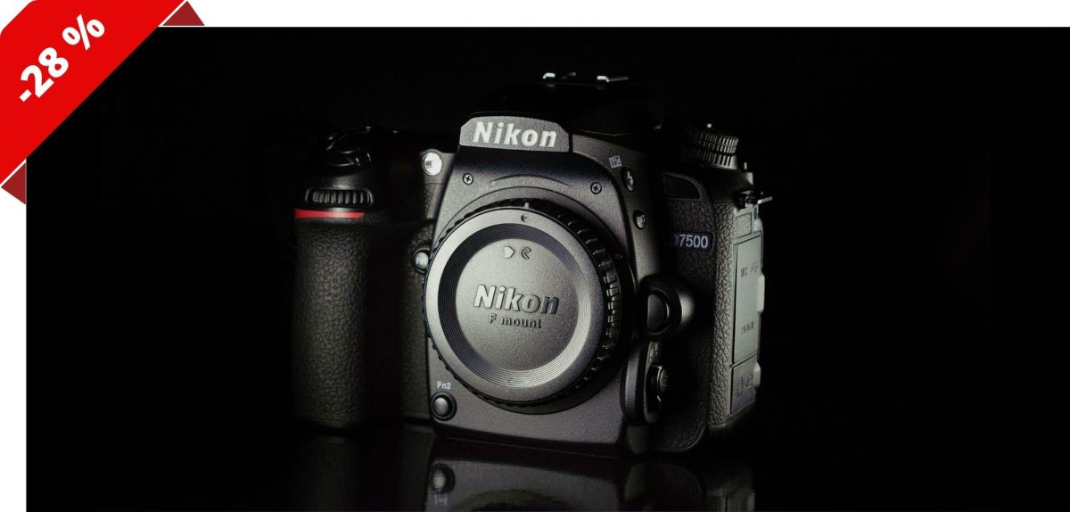 Nikon D7500 vor einem schwarzen Hintergrund