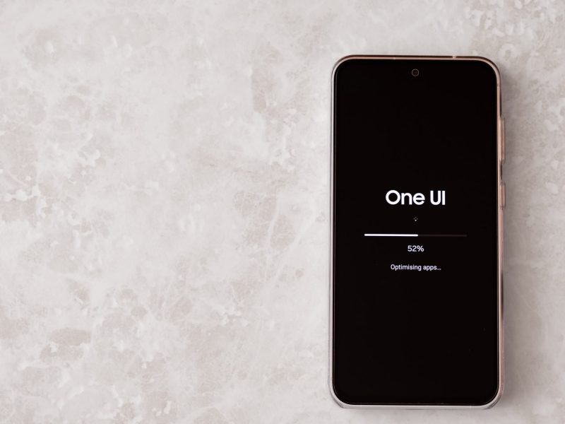 Auf einem Handy wird ein One UI-Update druchgefÃ¼hrt.
