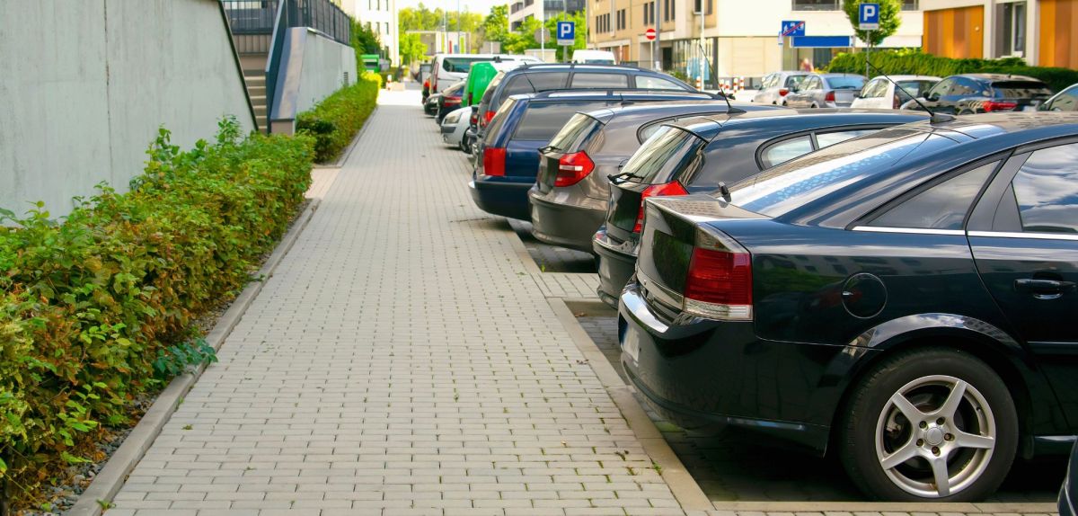 Autos parken in Parktaschen