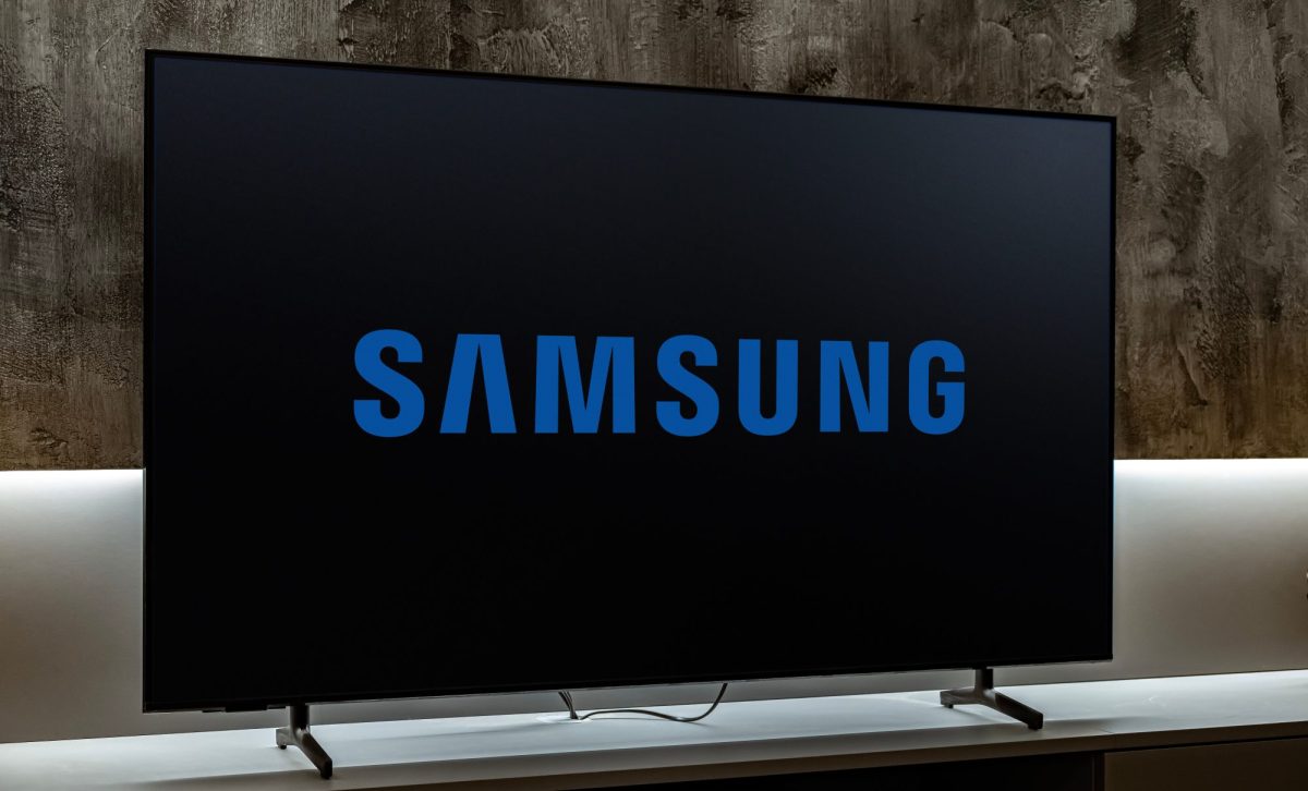 Auf einem Fernseher wird das Samsung-Logo angezeigt.