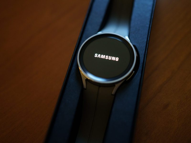 Auf einer Samsung Galaxy Watch wird das Samsung-Logo angezeigt.