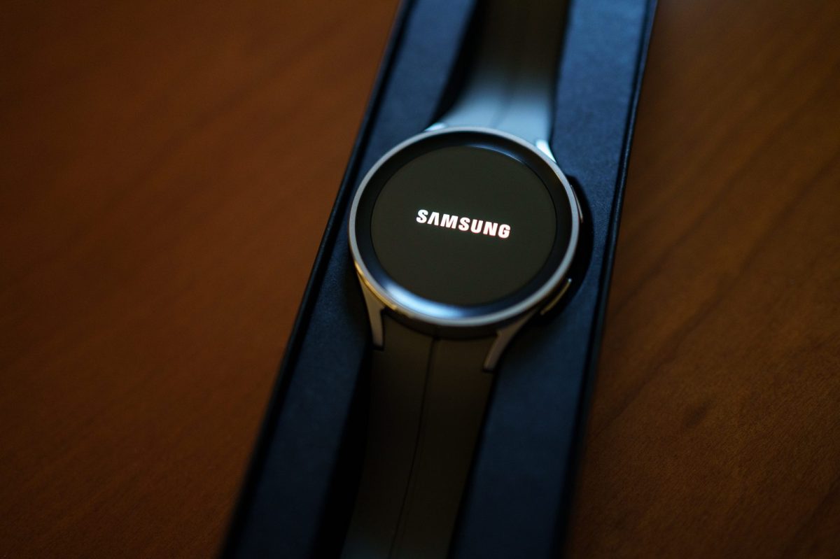 Auf einer Samsung Galaxy Watch wird das Samsung-Logo angezeigt.