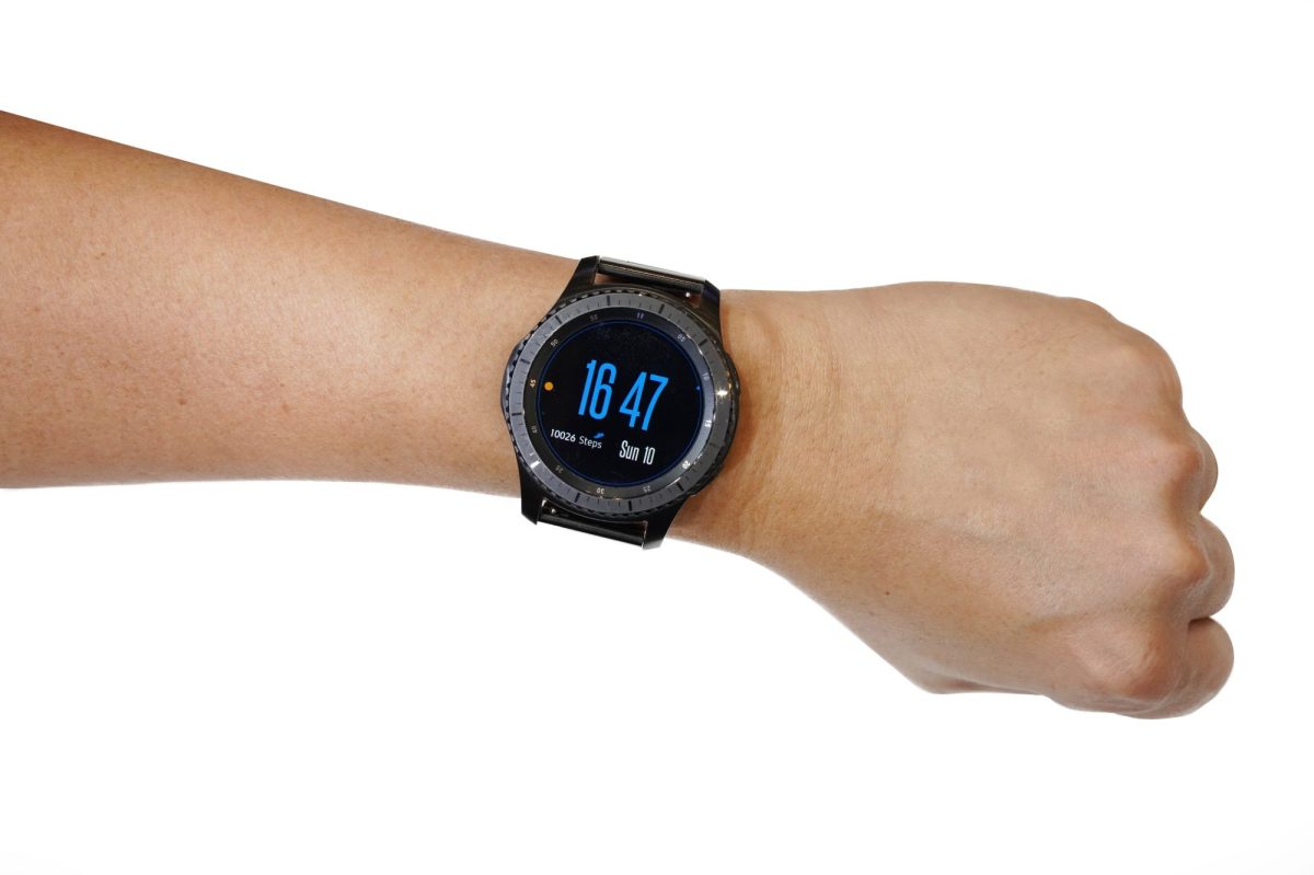 Person trÃ¤gt eine Samsung Galaxy Watch3 am Handgelenk