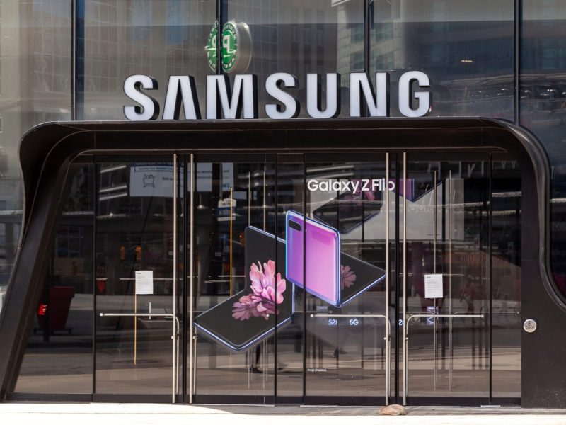 Samsung-Logo Ã¼ber einem Store-Eingang.