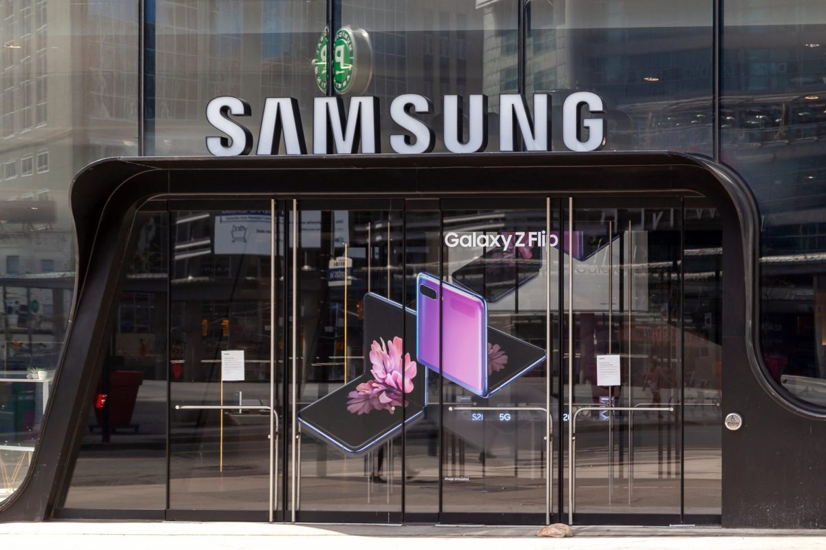 Samsung-Logo Ã¼ber einem Store-Eingang.