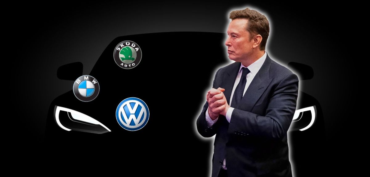 Elon Musk steht neben den Logos dreier Automarken