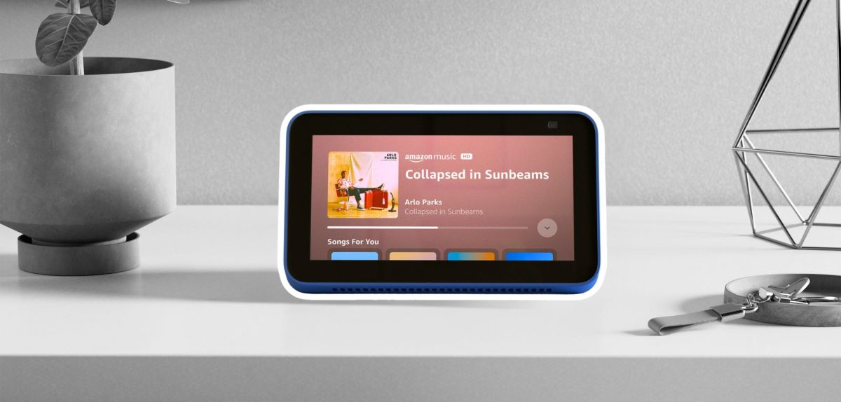 Amazon Echo Show 8 auf einem Sideboard